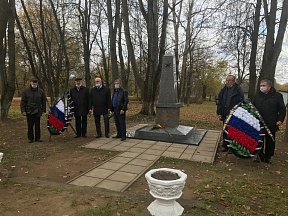 Ветераны и сотрудники МИД России возложили венки к обелиску в память о добровольцах народного ополчения НКИД 1941 г.